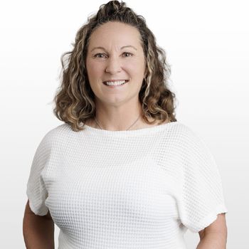 Portrait of Debbie - HiltonHeadRealEstateSearch, Real Estate Advisor.